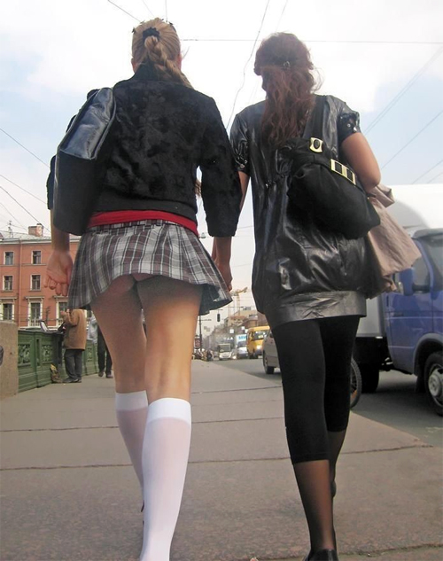 Сексуальная попка девушки в серой клетчатой мини-юбке